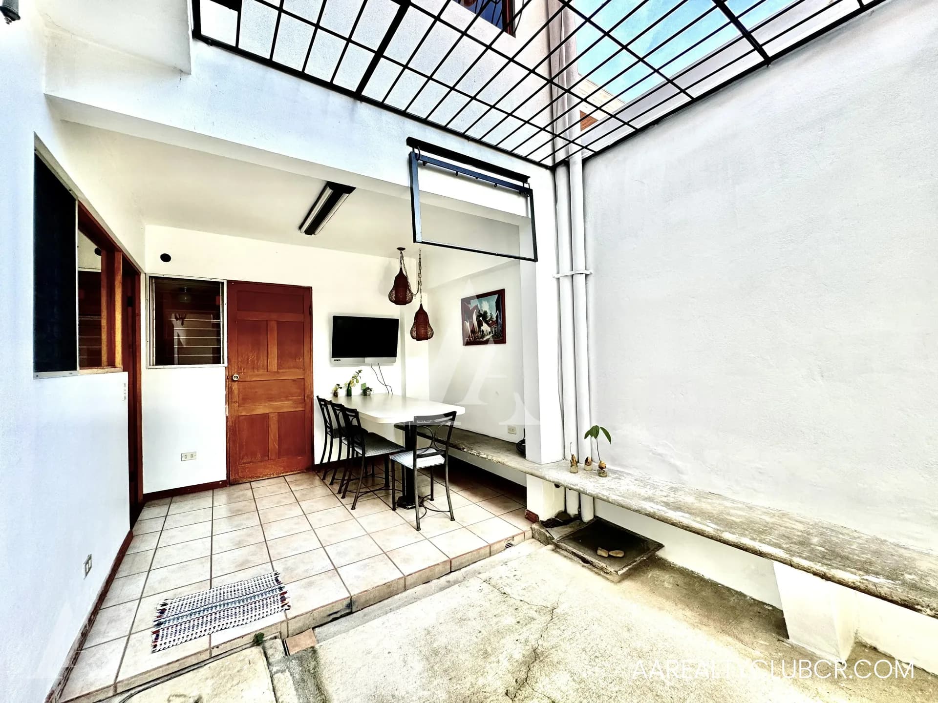 Deux Maisons, Une Grande Opportunité | Investissement Intelligent dans le Quartier Résidentiel La Antigua