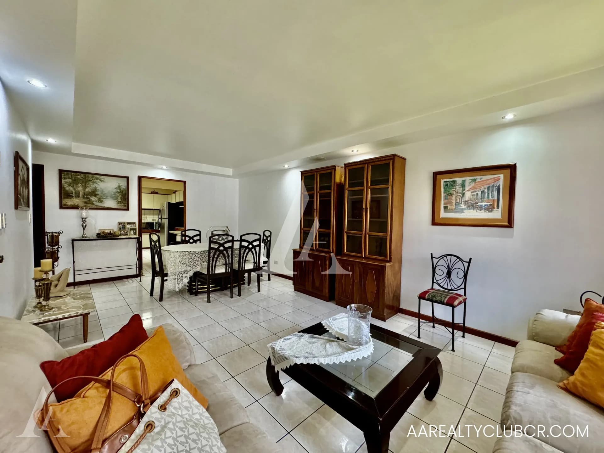 Deux Maisons, Une Grande Opportunité | Investissement Intelligent dans le Quartier Résidentiel La Antigua